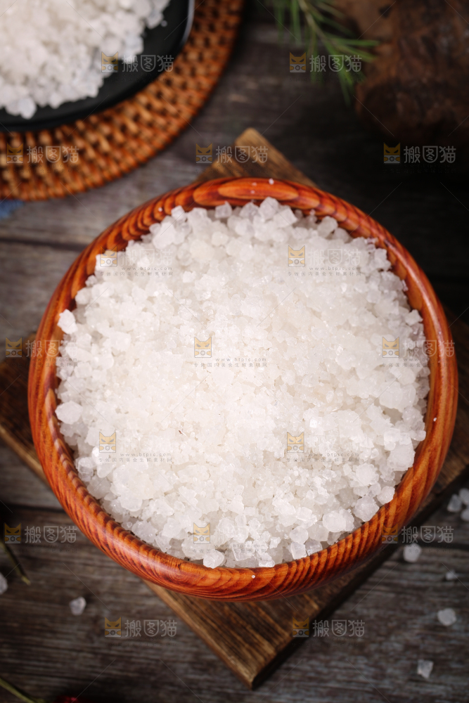碟子里装着食用盐