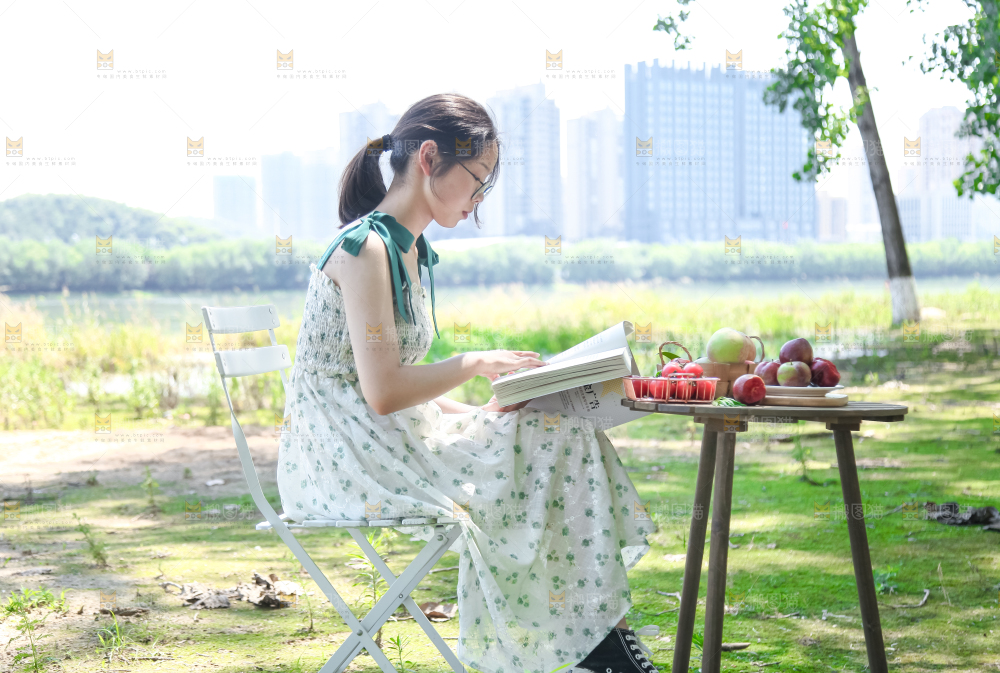 女孩正在看书