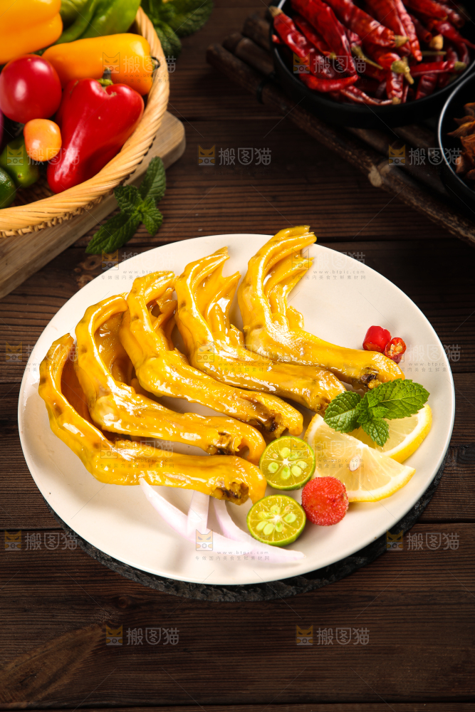 盘子里装着盐焗鸭爪