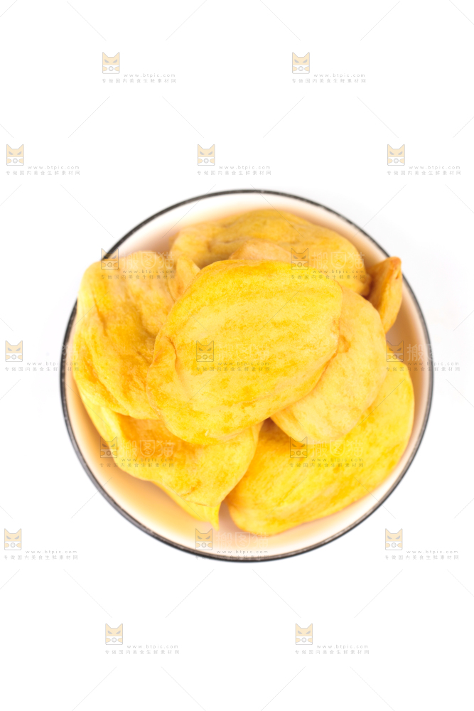 碟子里装着菠萝蜜果干