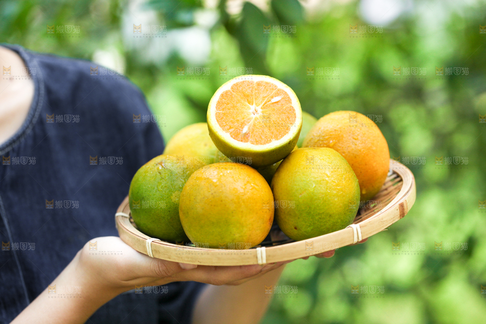 手里拿着一篮夏橙