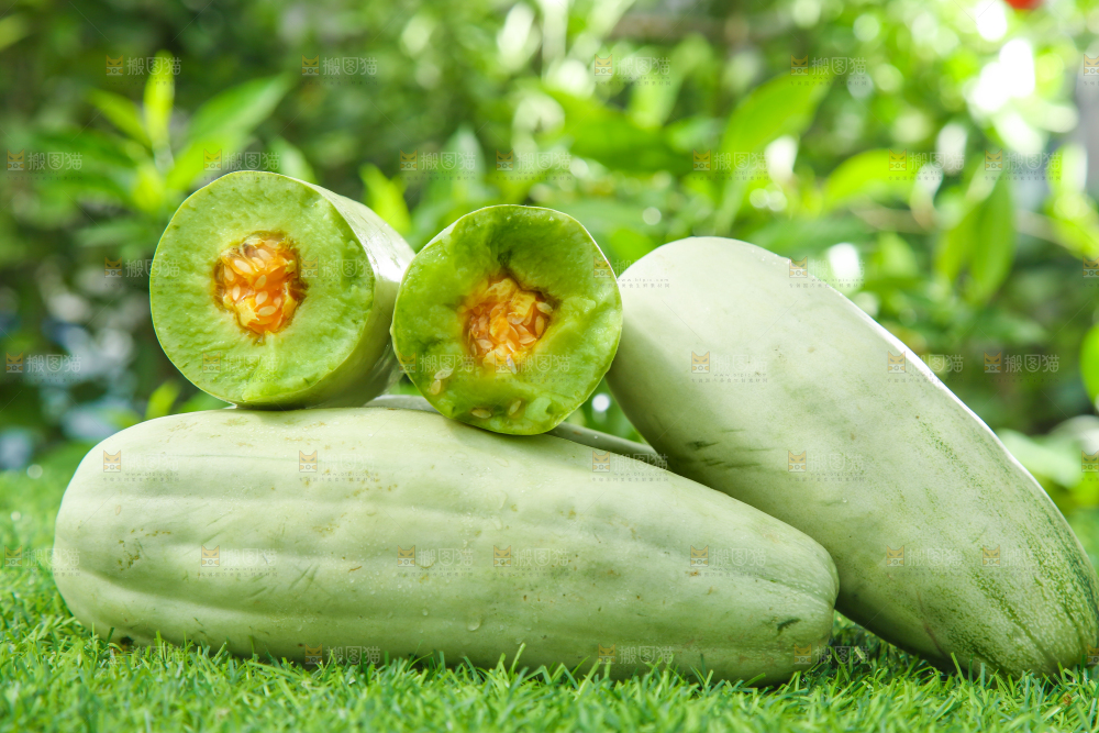 绿草地上放着羊角蜜