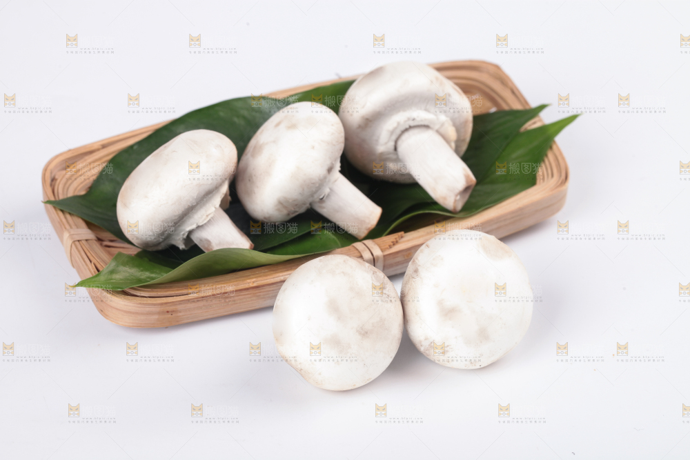 碟子里装着蘑菇