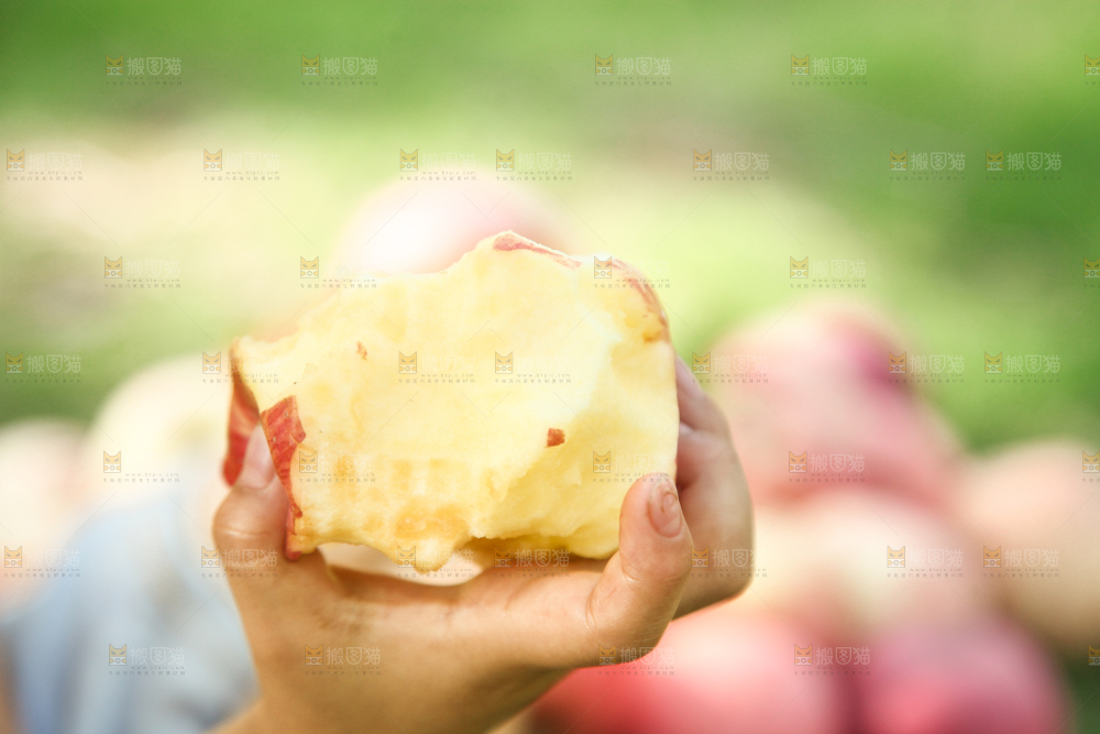 手里拿着苹果