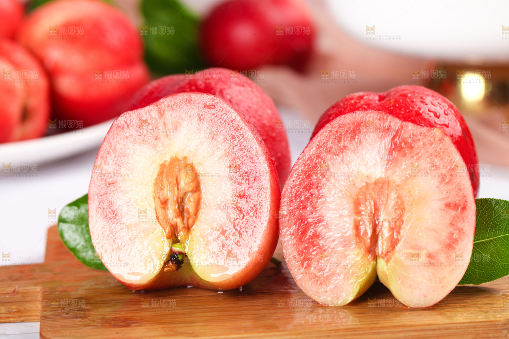 木板上摆放着红心桃子
