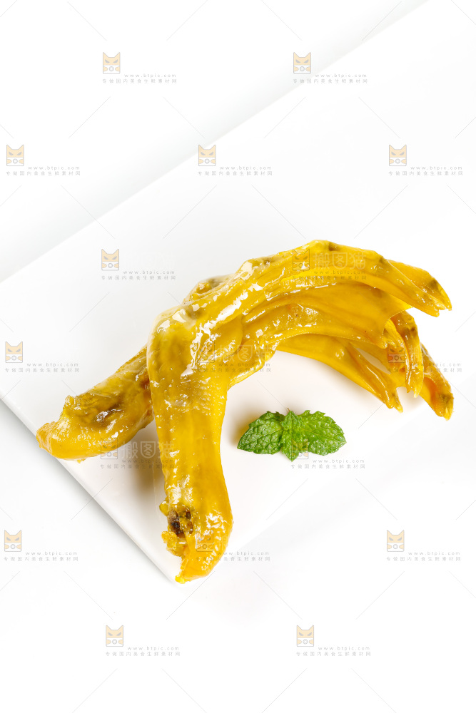 盘子里装着盐焗鸭掌