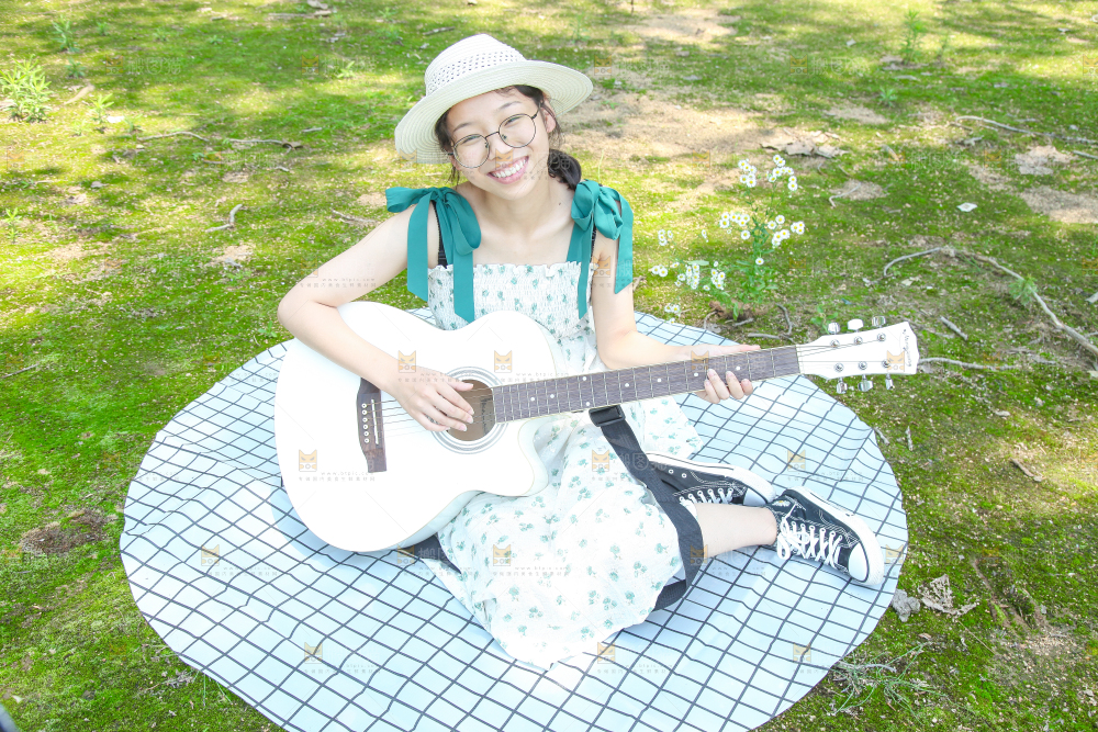 女孩正在弹吉他