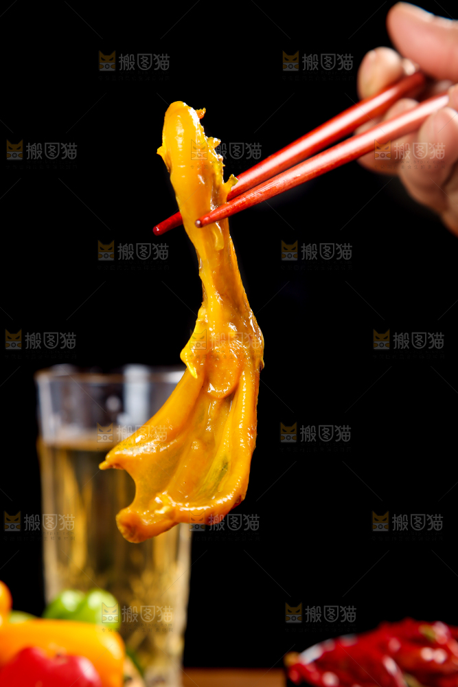 筷子夹着鸭爪
