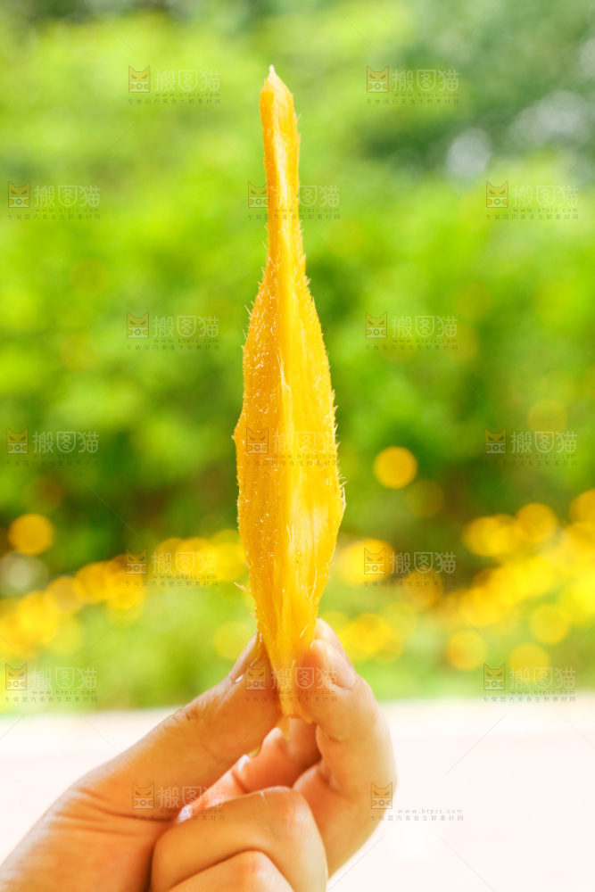 手里拿着芒果的核