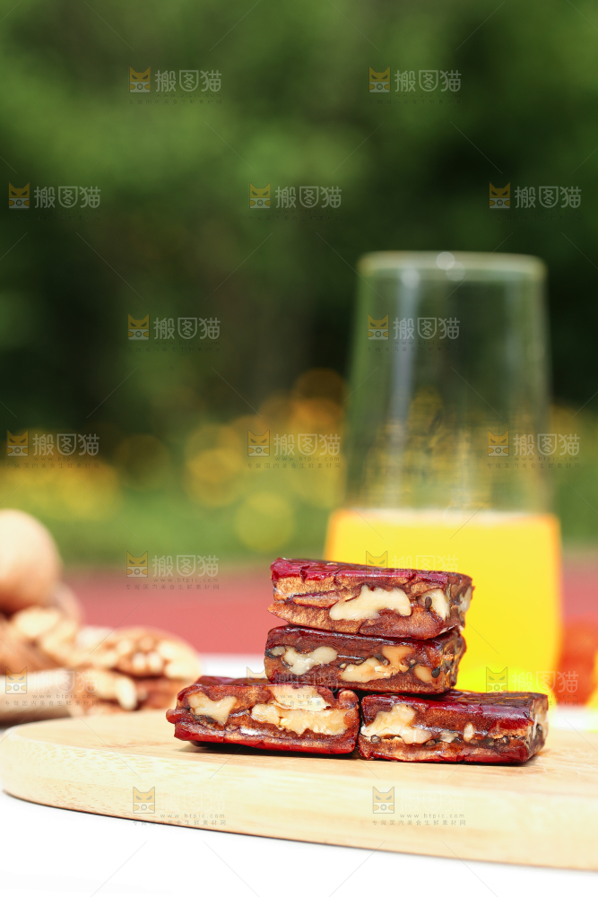 木底上摆放着枣夹核桃