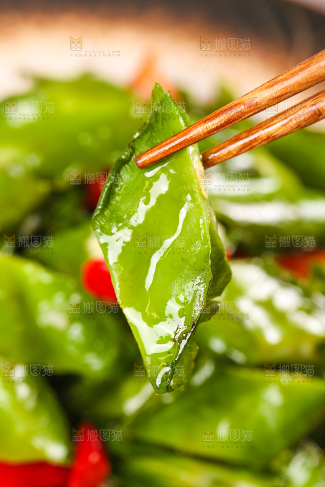 盘子里装着清炒四角豆