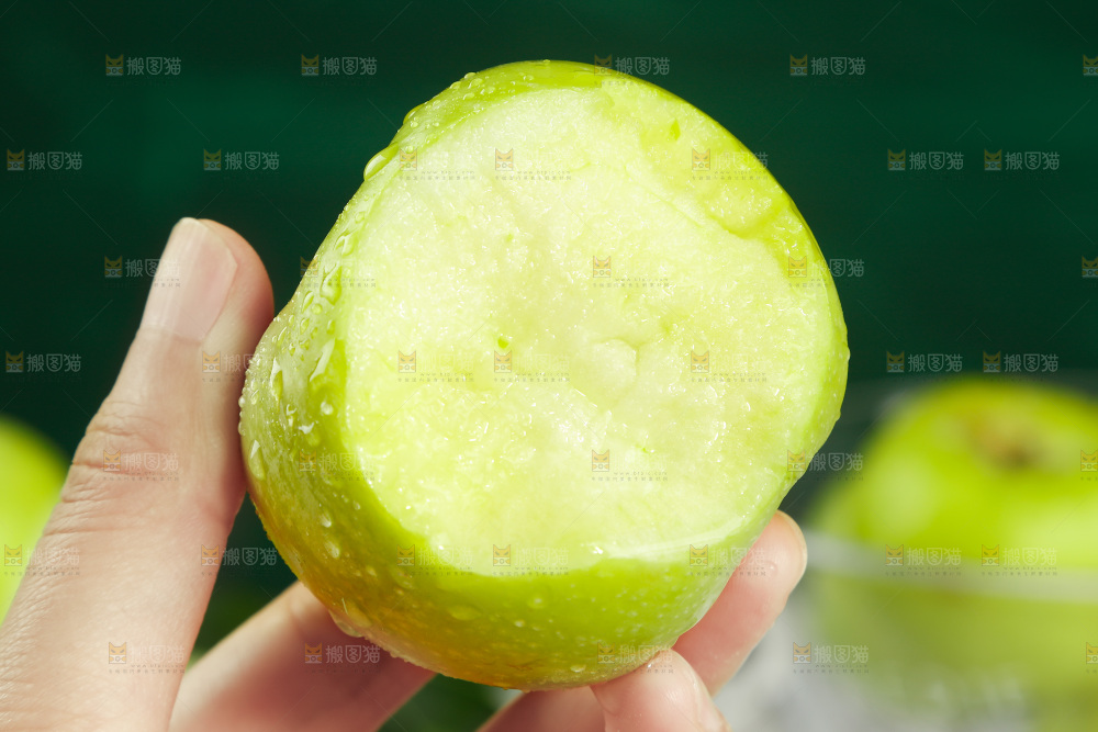 手里拿着苹果