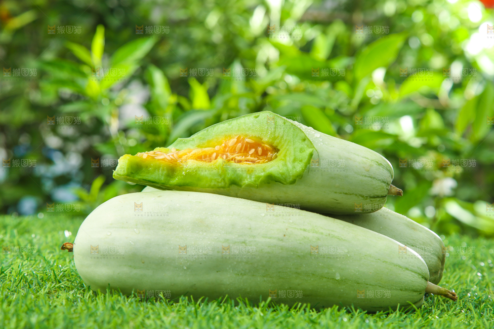 绿草地上放着羊角蜜