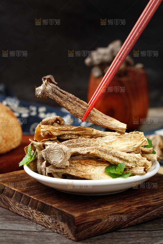 筷子夹着茶树菇