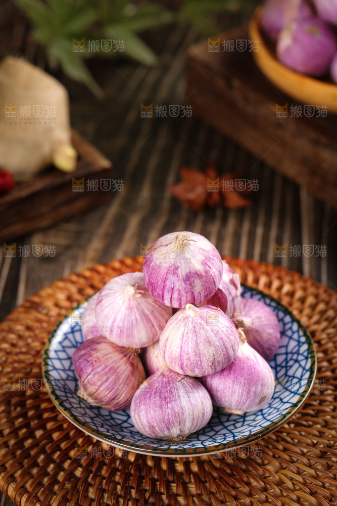 盘子里装着紫皮独头蒜