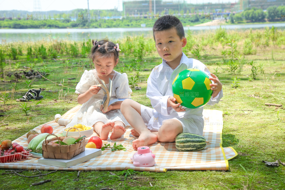 小孩子正在游玩