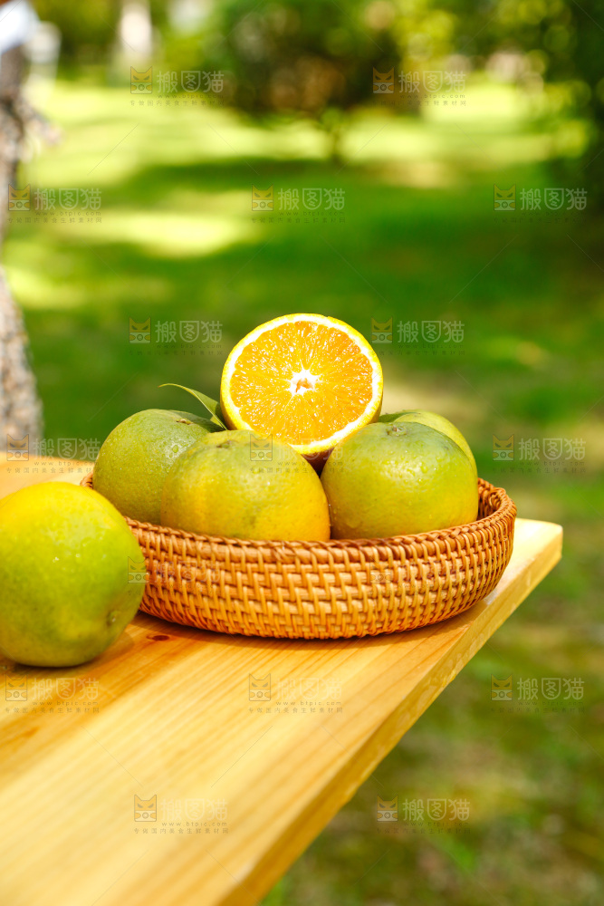 木底上摆放着湖北秭归夏橙