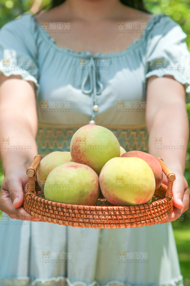 手里端着一篮蜜桃