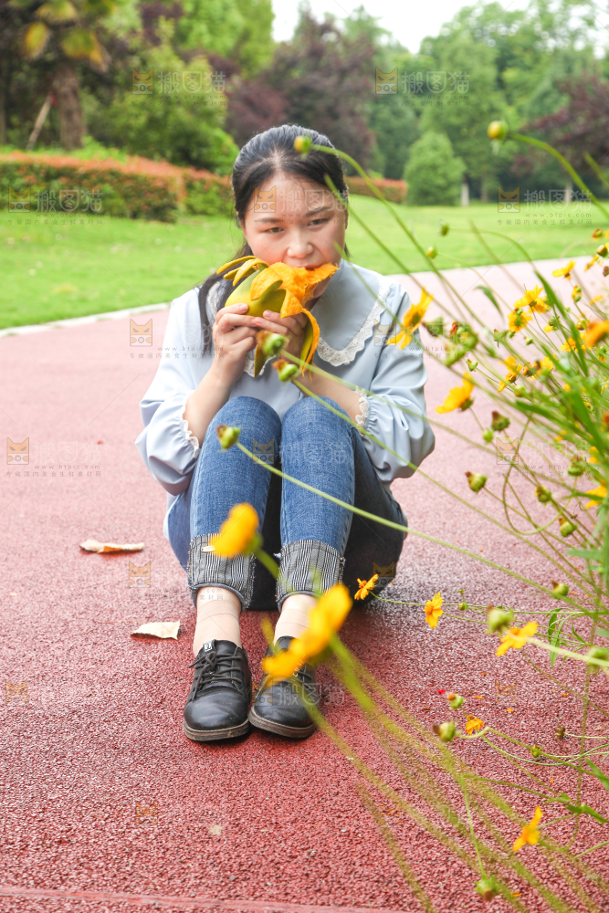 女孩正在吃青芒果