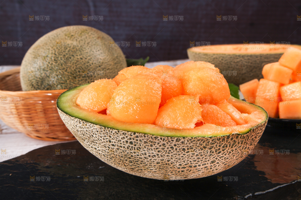 黑底上摆放着网纹蜜瓜