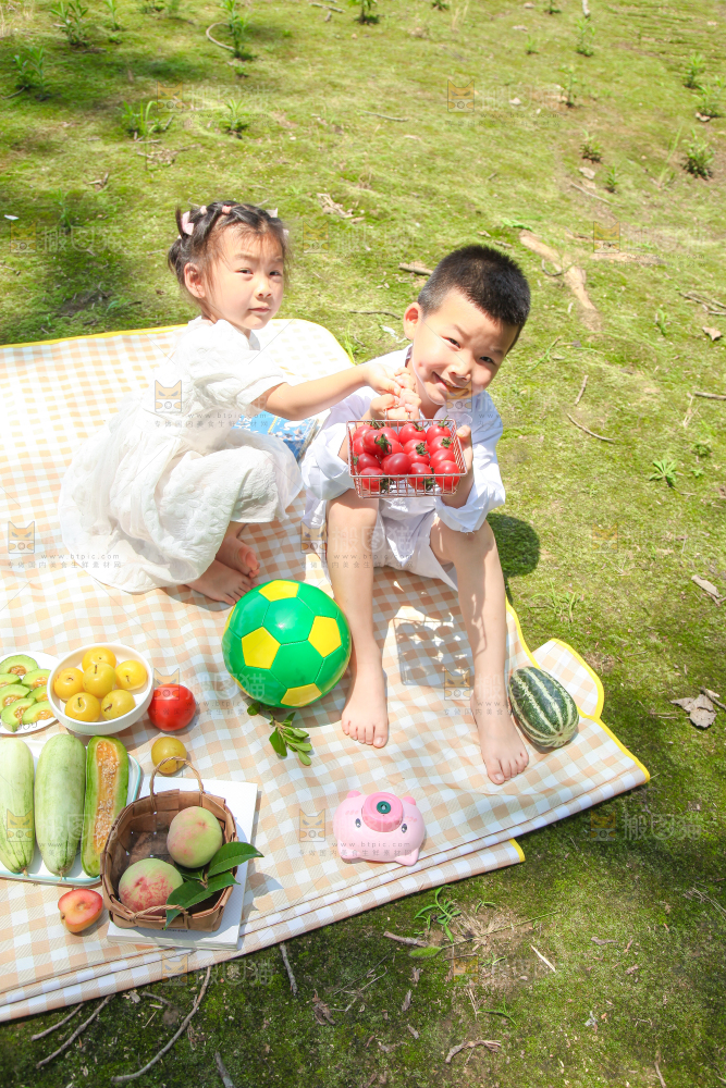 小孩子正在游玩