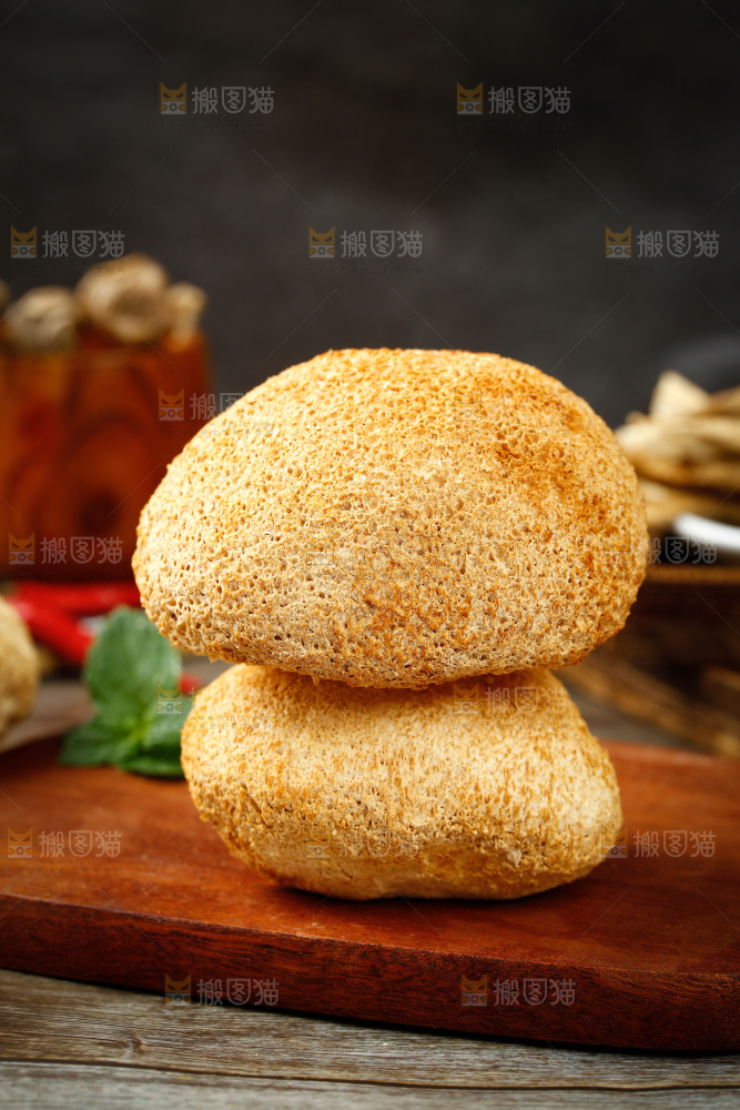 木板上摆放着猴头菇