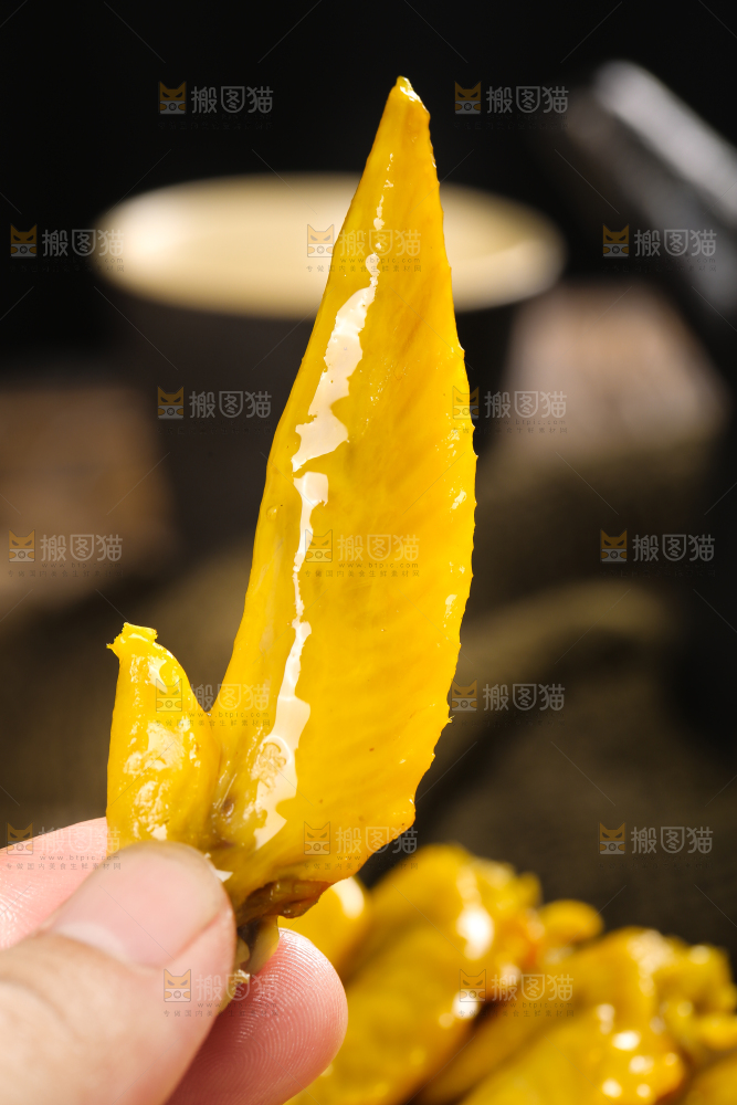 手里拿着盐焗鸡翅