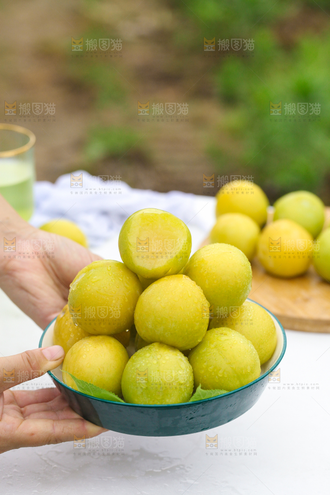 手里端着黄金李子