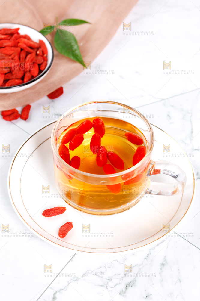 杯子里装着枸杞茶