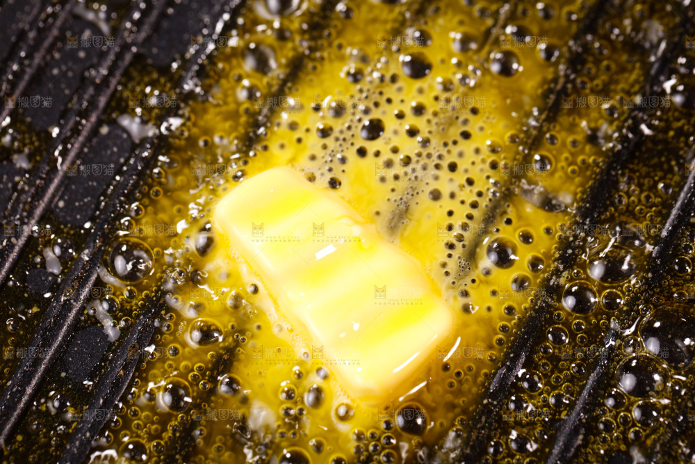 锅里放着黄油