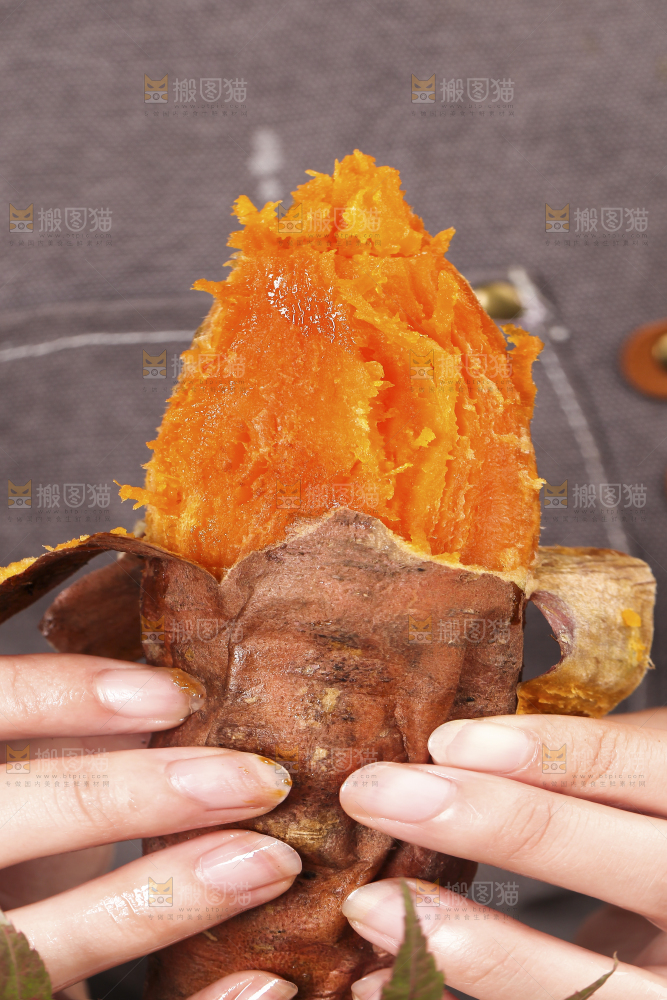 手里拿着烟薯