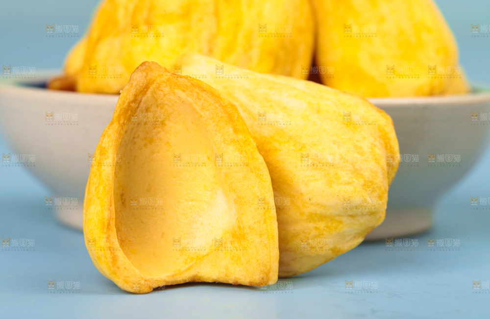 碟子里装着菠萝蜜果干