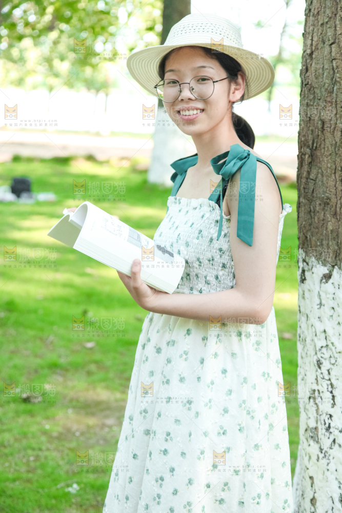 女孩正在看书