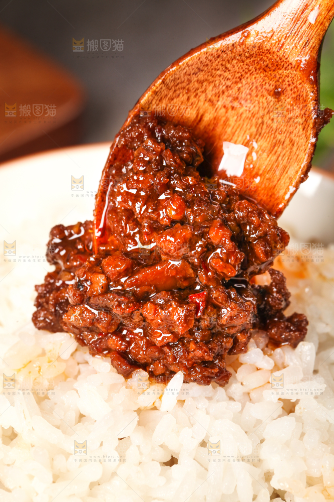 勺子上放着拌饭酱