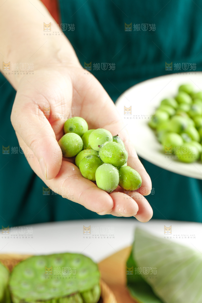 手里拿着新鲜莲子