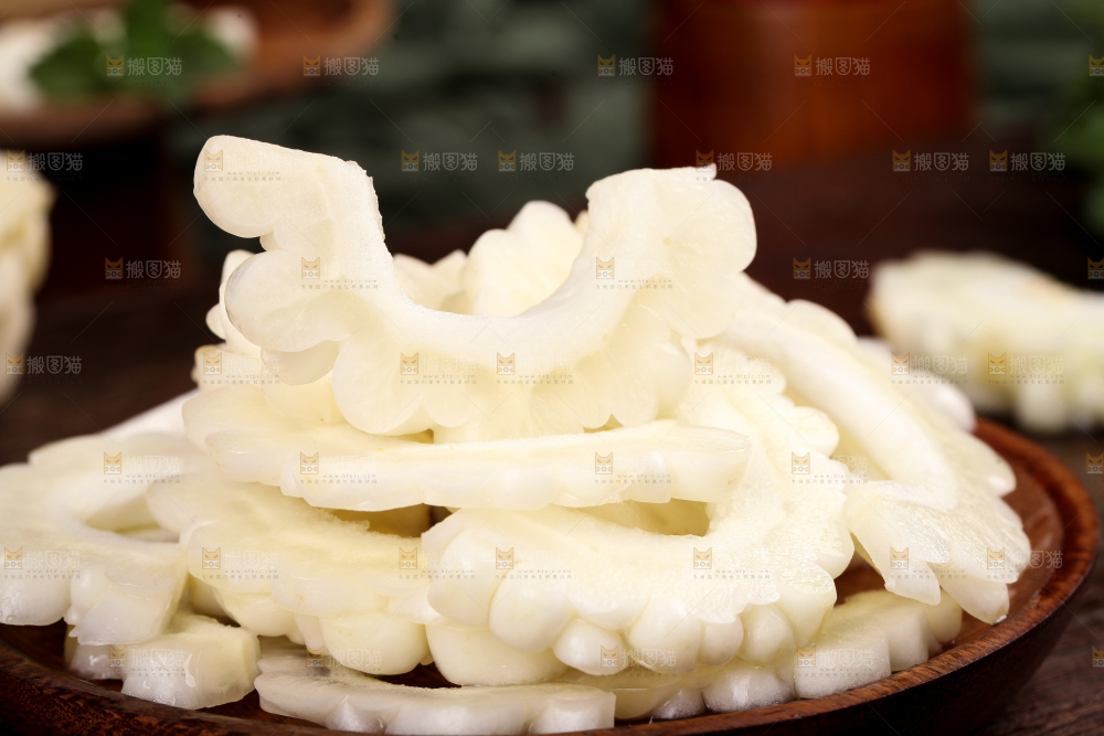 摆放着一堆切好的苦瓜
