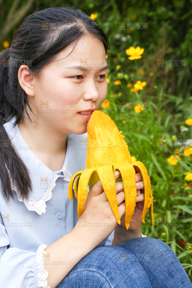 女孩正在吃芒果