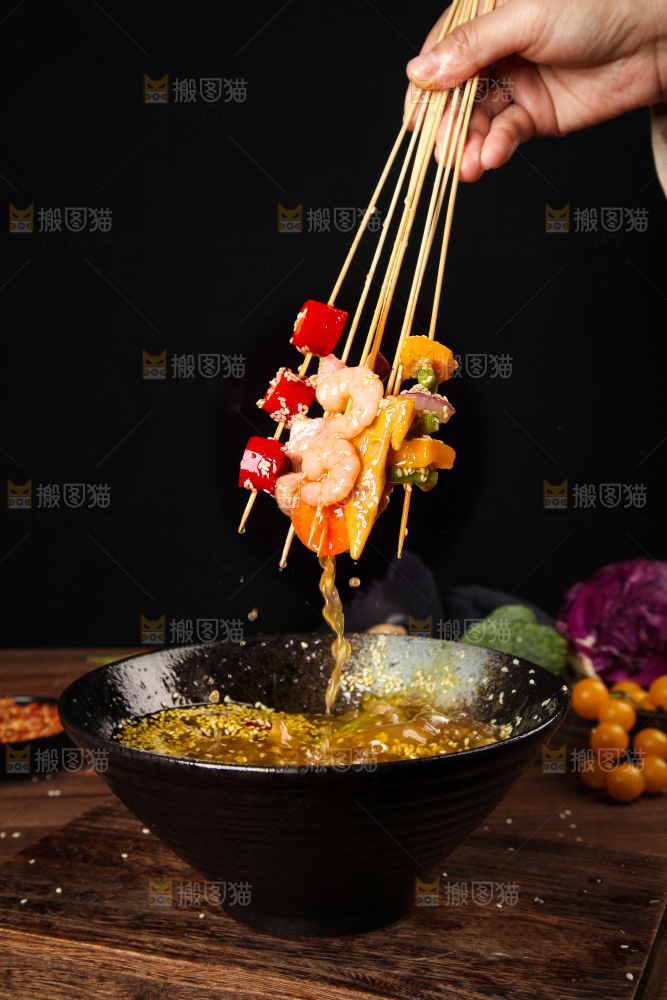 手里拿着冷锅麻辣烫