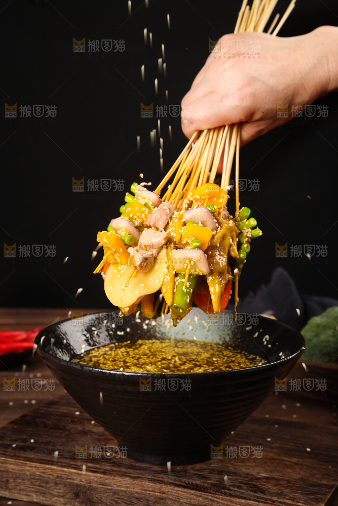 手里拿着钵钵鸡