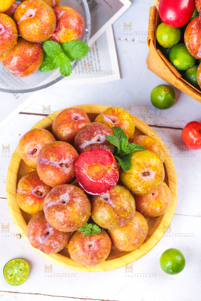 碟子里装着红心三华李