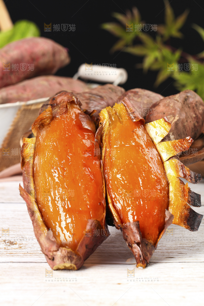 白底上摆放着红心蜜薯