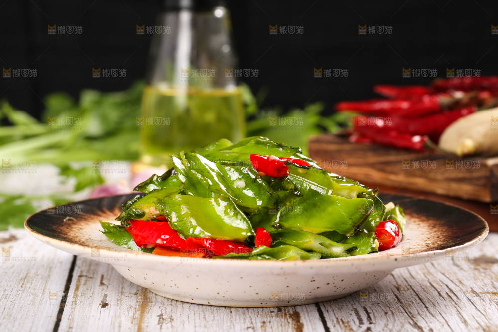 盘子里装着清炒四角豆