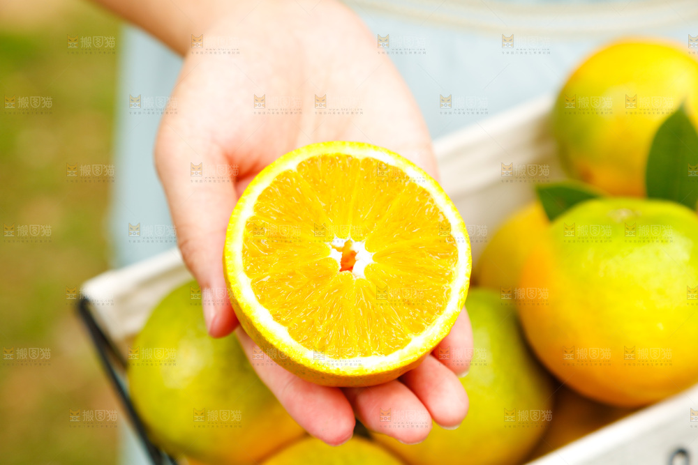 手里拿着橙子