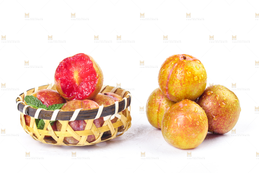 篮子里装着红心三华李