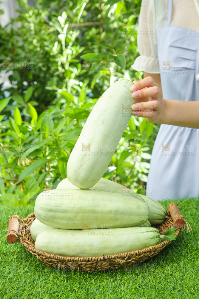 手里拿着羊角脆
