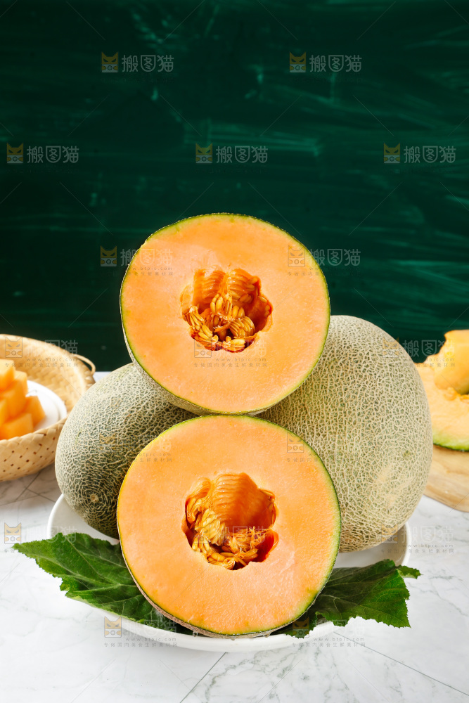 盘子里装着网纹瓜