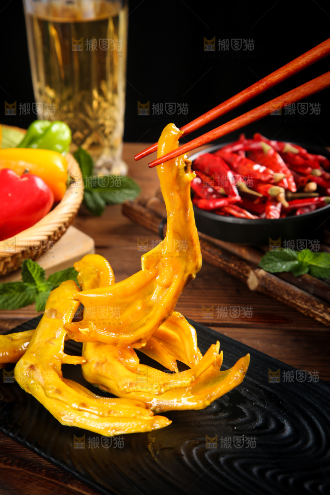 筷子夹着鸭爪