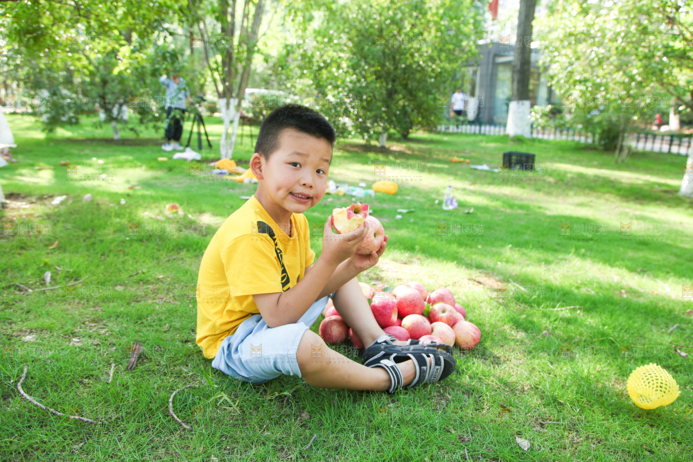 小男孩正在吃苹果