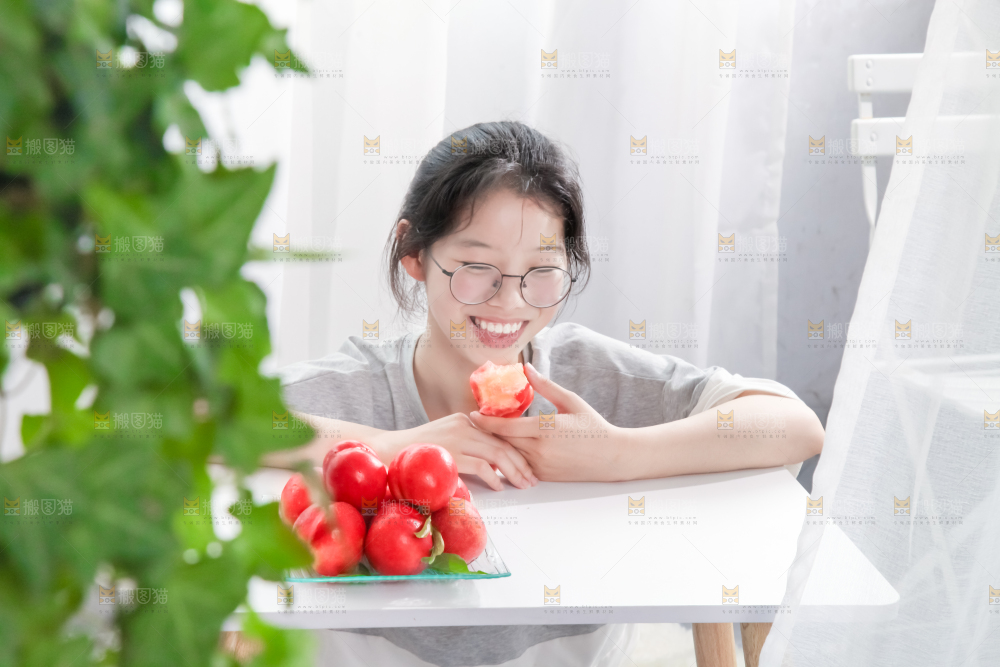 女孩手里拿着水果