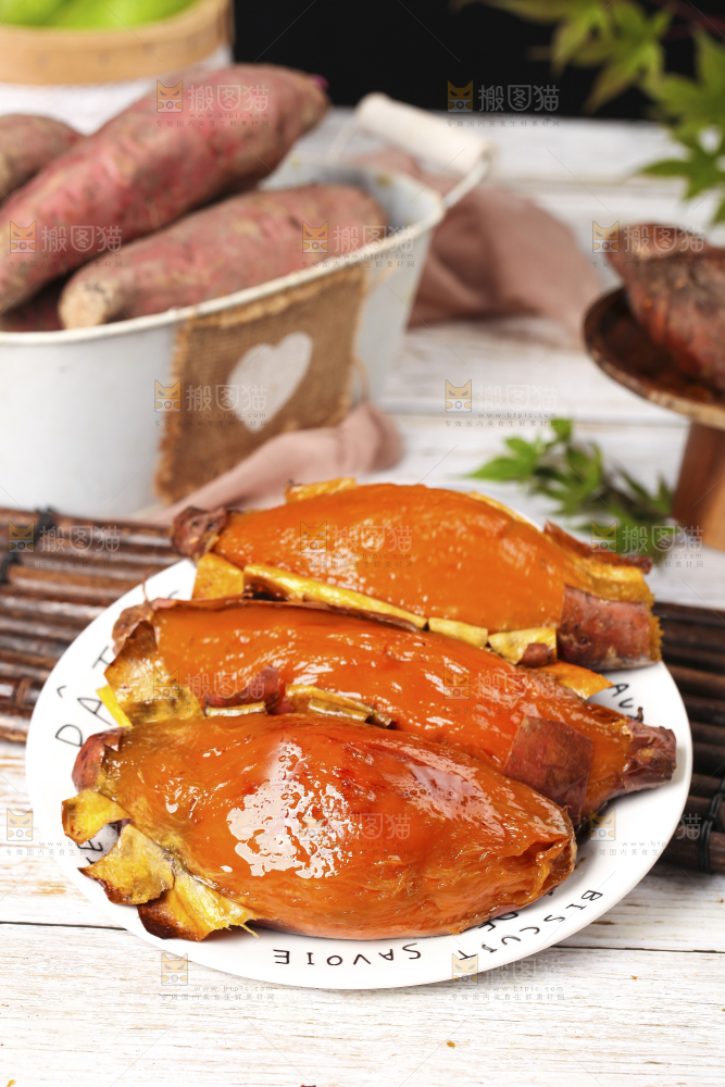 盘子里装着糖心蜜薯